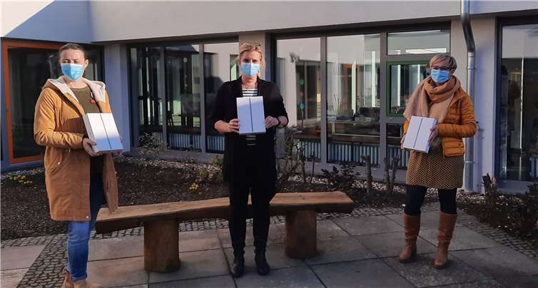 Große Freude über 30 iPads (von li nach re: 2. Vorstandsvorsitz FV Verena Pregler, Schulleiterin Kerstin Fuchs, 1. Vorstandsvorsitz FV Michaela Süß).Foto:privat