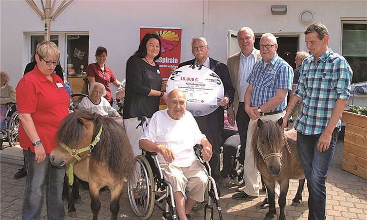 Große Freude über das Erreichte und über die großzügige Spende der Glücksspirale: Anja Jung (Mitte) übernahm gerne den Unterstützungsbetrag aus den Händen von Walter Desch (4.v.r.) und Thomas Kirsch (3.v.r.). US