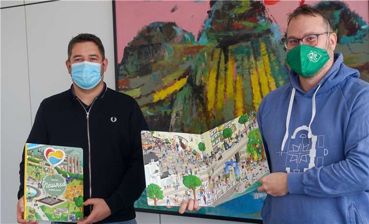 Große Freude über den guten Start des Wimmelbuchs: Für Oliver Händler und Mick Noll als eingefleischte Wimmelbuchfans war das Projekt eine Herzenssache.Foto: swn