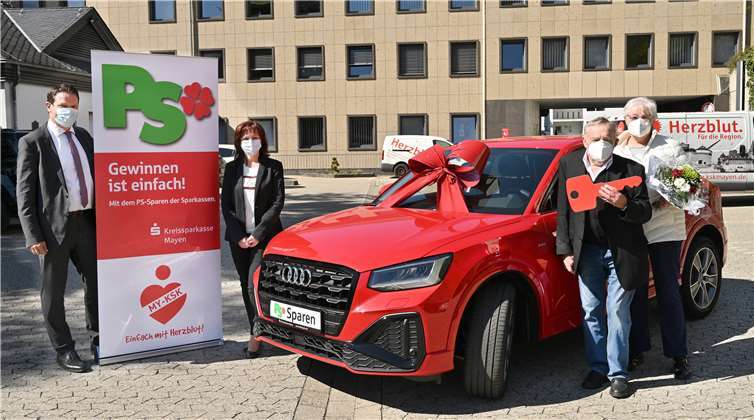 Große Freude über den „knallroten“ PS-Gewinn vor dem KSK-BeratungsCenter in der St.-Veit-Str. in Mayen:Gewinner Albert Wagner (2.v.r.) mit Ehefrau Renate Porz, KSK-Vertriebslleiter Alexander Müller (links) und Kundenberaterin Alexandra Priwitzer (2.v.l.). Foto: KSK-Mayen/ Ralph Künzel