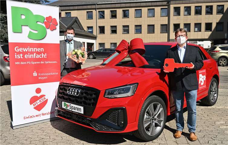 Große Freude über den „knallroten“ PS-Gewinn vor dem KSK-BeratungsCenter in der St.-Veit-Str. in Mayen: Markus Maibach (rechts), der den Gewinn stellvertretend für seinen Vater Horst Maibach engegen nimmt mit KSK-Filialleiter Ferdinand Duschner (links). Foto: KSK-Mayen/ Ralph Künzel