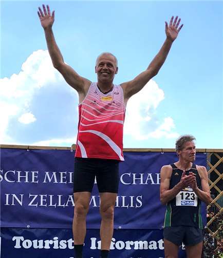 Große Freude über denSieg bei Dieter Lösch.privat