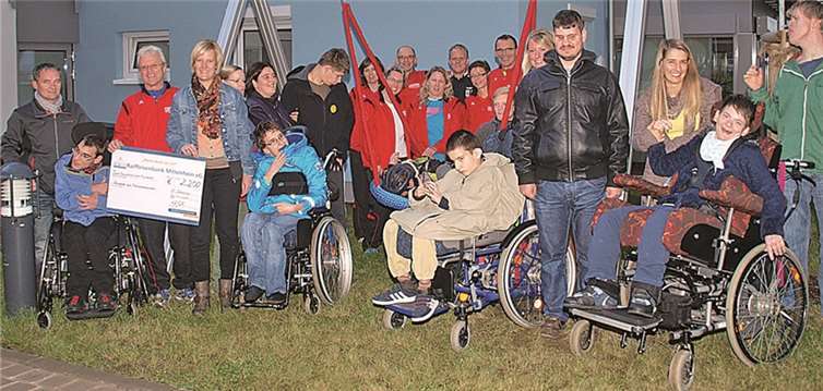 Große Freude über die 2.200 Euro-Spende der TuS St.Sebastian bei der Übergabe des Schecks an der Spezialschaukel der Wohngemeinschaften US