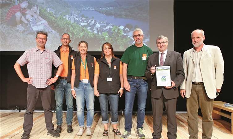 Große Freude über die Auszeichnung des Traumpfadelandes Rhein-Mosel-Eifel als Premium-Wanderregion auf der TourNatur: (von links) Wanderautor Manuel Andrack, Mi-chael Schwippert, Petra Wuitschick, Nicole Pfeifer und Henning Schröder (Geschäftsführer) von der Rhein-Mosel-Eifel-Touristik, Landrat Dr. Alexander Saftig und Klaus Erber, Vorsitzender des Deutschen Wanderinstituts.Messe Duesseldorf /ctillmann