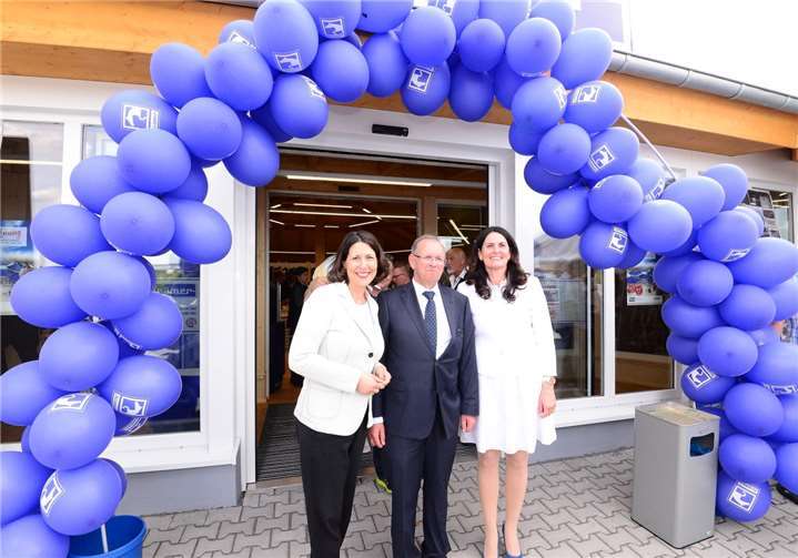 Große Freude über die Eröffnung in Kettig bei Daniela Schmitt, rheinland-pfälzische Staatssekretärin des Ministeriums für Wirtschaft, Verkehr, Landwirtschaft und Weinbau, Frank Schmeckenbecher (Miteigentümer und Geschäftsführer / Krämer Mega-Store) und seiner Gattin Ingrid Schmeckenbecher (v.l.).