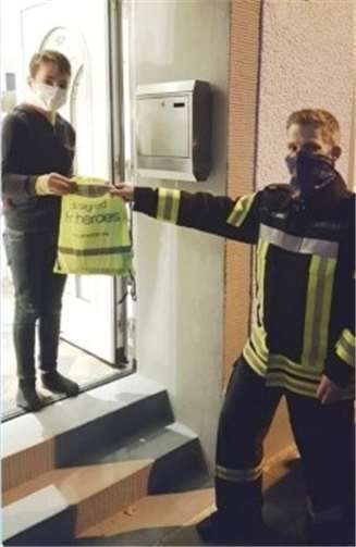 Große Freude über die Feuerwehr-Tragetasche.