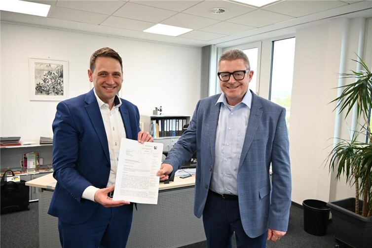 Große Freude über die Nachricht aus Köln: (v.l.) Bürgermeister Sven Schnieber und der Erste Beigeordnete, Hans Dieter Wirtz, mit dem Genehmigungsbescheid der Bezirksregierung zur Bildung einer Mehrklasse an der Theodor-Heuss-Realschule. Foto: Stadt Meckenheim