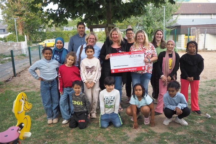 Große Freude über die Spende: Die Kinder und das Team des Horts Weiersbach bedanken sich für die Unterstützung durch den Inner Wheel Club Mayen.