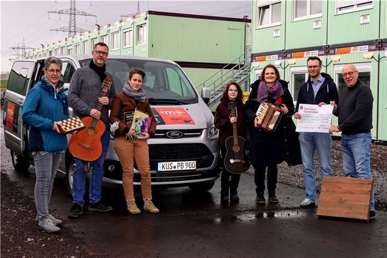 Große Freude über die Spenden am Are-Gymnasium – Anja Pflaum-Ittermann, Thomas Lang, Elaine Neumann, Jessyca Caspary, Katja Kohler-Golly, Johannes Huber und Schulleiter Heribert Schieler (v.li.) vor der Are-Containerschule. Quelle: Are-Gymnasium