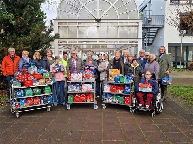 Große Freude über die Weihnachtspakete.  Foto: Katrin Zieger