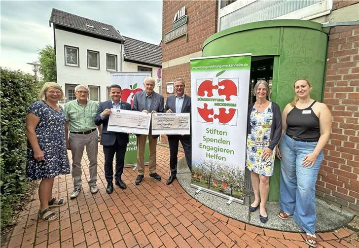 „Große Freude über die hohe Spendensumme“: (v.l.): Sigrid Schmoch und Rolf Engelhardt-vom Förderverein LeseZeichen, Holger Jung- Bürgermeister und Vorsitzender des Stiftungsrates der Bürgerstiftung Meckenheim, Christian Dürig, erster Vorsitzender des Fördervereins LeseZeichen, Burchard Kraus-stellvertretender Vorsitzender des Stiftungsrates der Bürgerstiftung Meckenheim, Franzis Steinhauer, Leiterin der Bücherbrücke Öffentliche Bücherei Meckenheim/Alfter und Alina Allmendinger-Rössing vom Bücherei-Team). Foto: Stadt Meckenheim