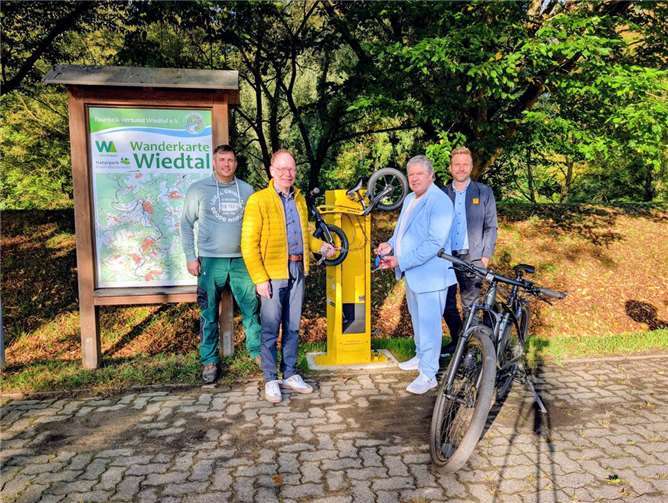 Große Freude über die neue Radservice-Station in Rossbach (v. l.): Niki Boden (Gemeindemitarbeiter), Thomas Boden (Ortsbürgermeister), Rudi Speich (Vorsitzender ADAC Mittelrhein e.V.) und Christian Schmidt (Leiter Mobilität und Umwelt ADAC Mittelrhein e.V.).Foto: ADAC Mittelrhein e.V. 