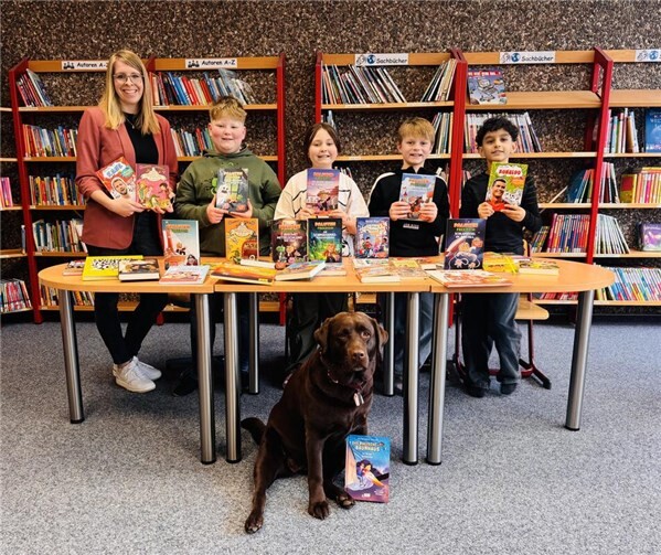 Große Freude über die neuen Bücher.  Foto: Kerstin Doetsch