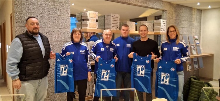 Große Freude über die neuen Lauf-T-Shirts in der Leichtathletikabteilung des SV Urmitz.  Foto: privat
