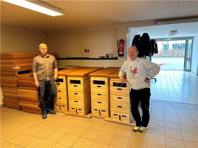 Große Freude über die neuen Turngeräte. Foto: privat