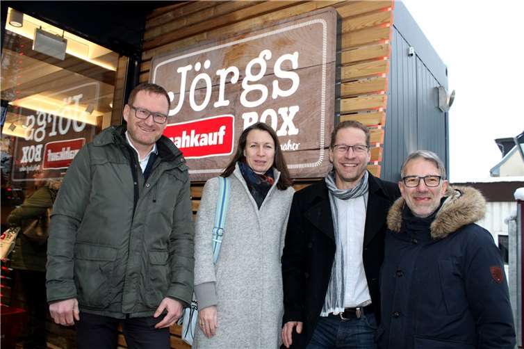 Große Freude über die offizielle Eröffnung von „Jörgs nahkauf BOX“ in Altenahr, von links Stefan Weiß (Geschäftsbereichsleiter Vertrieb Deutschland REWE Markt GmbH), Landrätin Cornelia Weigand, REWE-Kaufmann Jörg Schäfer und Jürgen Rölle (Geschäftsleiter Vertrieb REWE Region West). Foto:DU