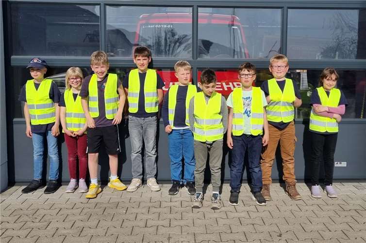 Große Freude über die tollen Warnwesten.Foto: Simone Eich