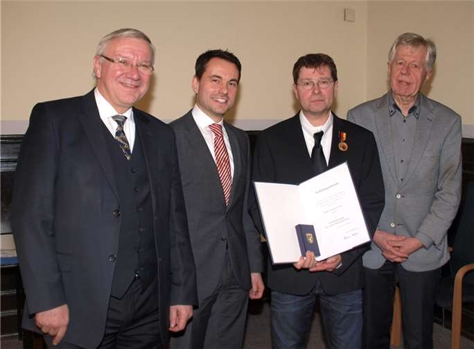 Große Freude über diese Ehrung zeigten Oberbürgermeister Prof. Dr. Joachim Hofmann-Göttig, Staatssekretär David Langner, der Würdenträger Michael Klein selbst und der Vorstandvorsitzende des Fördervereins „Pro Konstantin“, Harald Pohl (von links).US