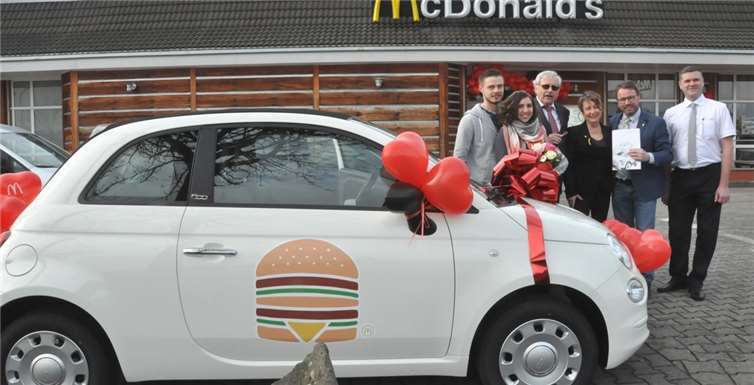 Große Freude vor dem Mc Donals Restaurant in Mayen OB Wolfgang Treis (2. v.re.), Gewinnerin Lydia Steffens (2.v.li.), Harald und Doris Diederich Dennis Kolb und Alexej Boroni. -BS-