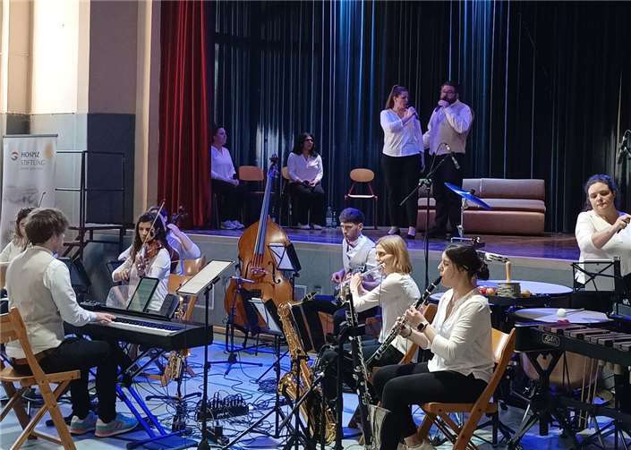 Große Geste: Die Darsteller des Ensembles Musical for you wurden von einem Live-Orchester begleitet.