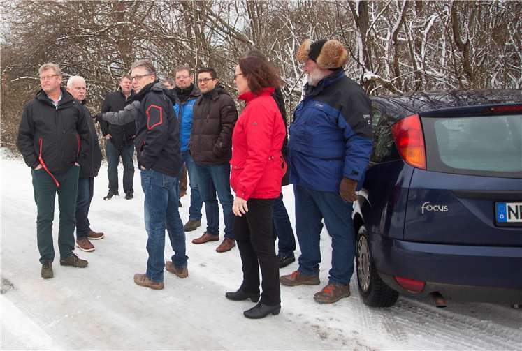 Große LKWs fahren durch den Weyerbuscher Weg, weil die Strecke wohl um die 100 Meter kürzer ist, als die Strecke entlang der B256. privat