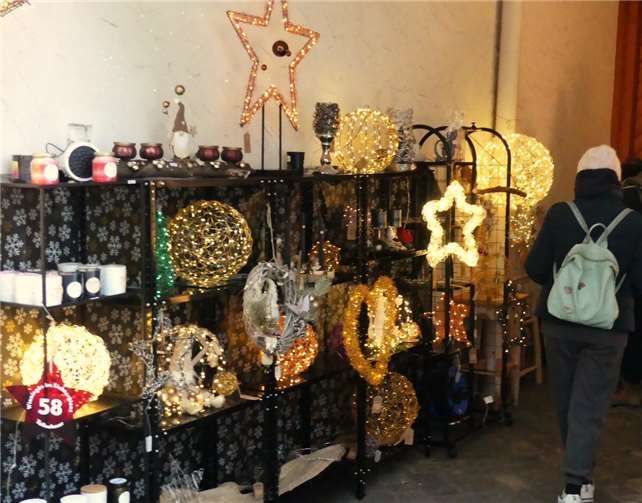 Große Lichterkugeln und leuchtende Sterne waren bei den Besuchern besonders gefr...