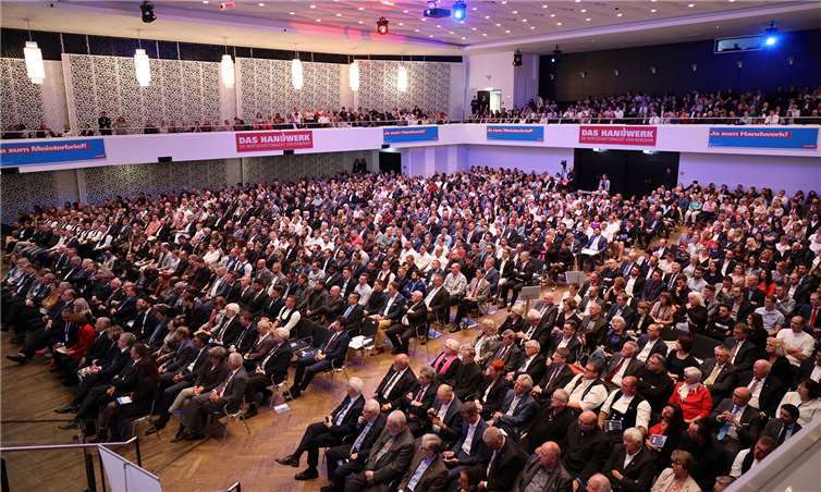 Große Meisterfeier der Handwerkskammer Koblenz in der Rhein-Mosel-Halle, in deren Rahmen 588 Meisterbriefe in 25 Handwerken und an zehn Nationalitäten überreicht wurden.Fotos: Michael Jordan