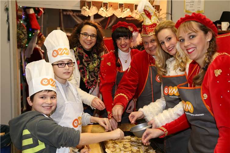 „Große Plätzchenbackstunde: Prinz Eric vom närrischen Eck und seine Confluentia Daniela backen gemeinsam mit der Klasse 4b der Grundschule Metternich-Oberdorf Weihnachtsplätzchen im evm-Zelt auf dem Koblenzer Weihnachtsmarkt.“