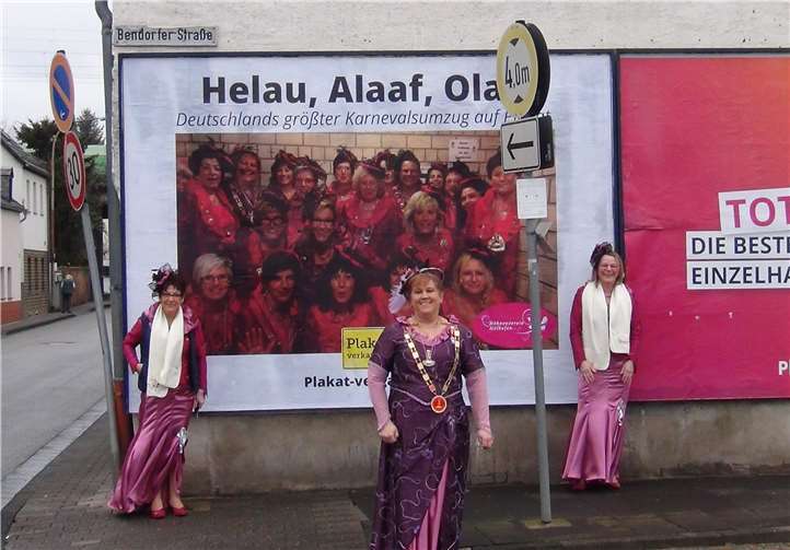 Große Plakate brachten zumindest etwas Karnevalsstimmung nach Mülhofen. Fotos: privat