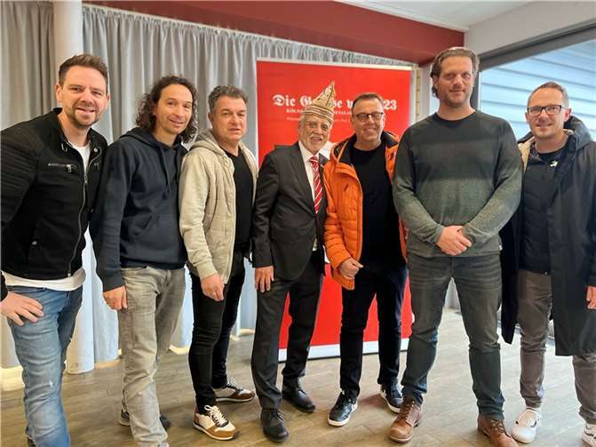 Grosse Präsident Prof. Dr. Dr. Joachim E. Zöller (Mitte) und Moderator Linus (3.v.l.) stellten das Konzept der „Schäl Zick“ zusammen mit Künstlern der Party vor. Quelle: ds!marketing GmbH