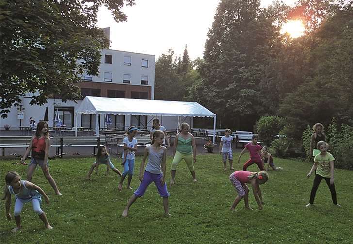 Große Rasenflächen rund um das Pilgerhaus laden zum freien Spiel und zur Bewegung ein.
