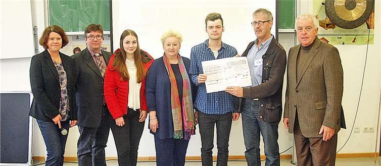 Große Spende von 3.200 Euro an der Barbarossaschule. DL