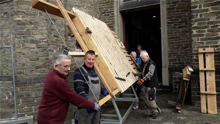 Große Teile des Grundgerüstes müssen in die Kirche verbracht werden.Foto: Krippenbauer von St. Suitbert Rheinbrohl