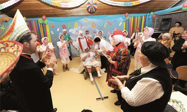 Große Überraschung: Das Baby entpuppt sich als Pastor Peter Dörrenbächer.