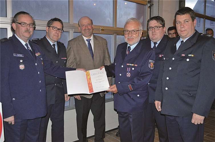 Große Überraschung für Horst Münz: Der verdiente Floriansjünger wurde zum Fachberater Führungsdienst ernannt.