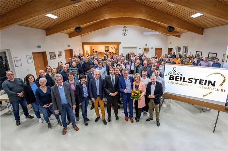 Große Unterstützung: Anke Beilstein (vorne mit Blumen) wurde mit einem hervorragenden Ergebnis zur Landratskandidatin gewählt. Fotos: Philipp Bohn