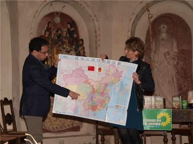 Große Unterstützung fand der Autor Manuel Vermeer durch Ministerin Eveline Lemke, wie hier beim Aufzeigen der im Buch vorkommenden Länder.