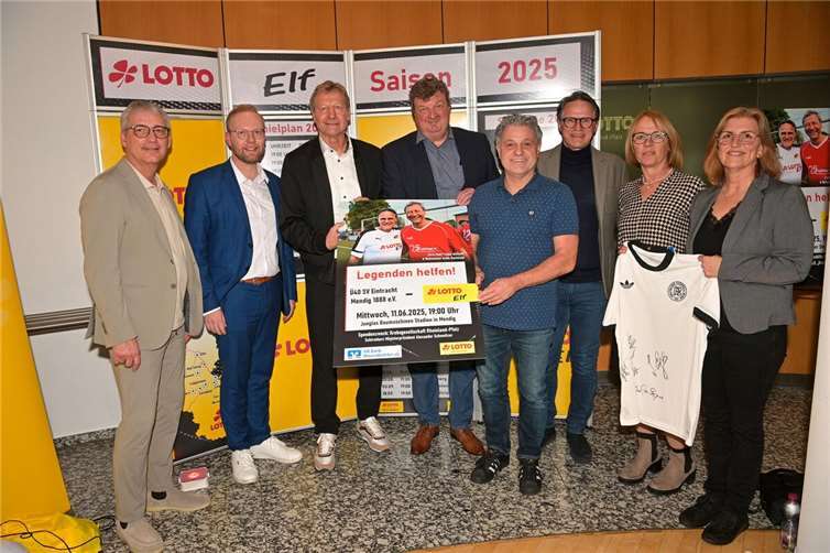 „Legenden helfen“ - Lotto-Elf gastiert in Mendig Große Vorfreude auf das Benefizspiel der Lotto-Elf in Mendig (von links): Sascha Monschauer, Vorstandsvorsitzender „VR Bank RheinAhrEifel“, Jan-Erik Burkard, „VR Bank RheinAhrEifel“, Guido Buchwald, Fußball-Weltmeister 1990, Harald Heinemann, Vorsitzender SV Eintracht Mendig, Martin Fuchs, Vorsitzender Abteilung Fußball SV Eintracht Mendig, Edgar Schmitt, Koordinator Lotto Elf, und von der Krebsgesellschaft Rheinland-Pfalz, Anna-Maria Kettner, stellvertretende Geschäftsführerin, sowie Birgit Werminski, Dienststellenleiterin des Informations- und Beratungszentrums Koblenz. Foto: Peter Seydel/Lotto Rheinland-Pfalz
