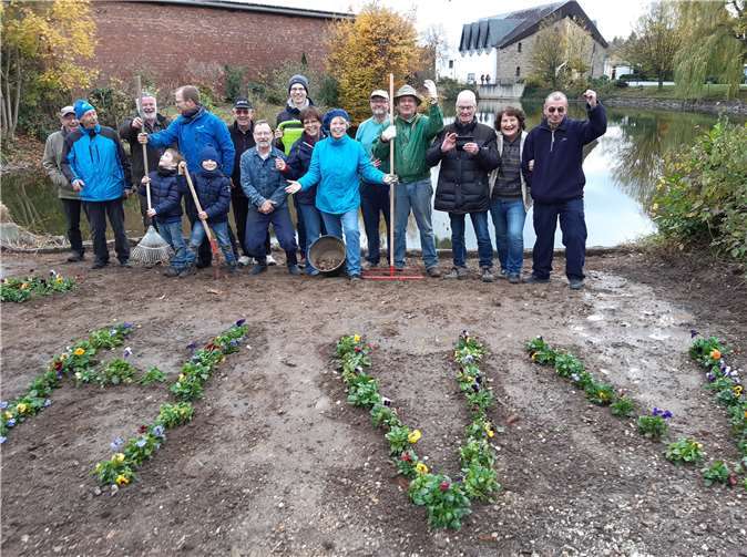 Große und kleine Buschhovener pflanzten 150 Stiefmütterchen am Burgweiher.Foto: privat