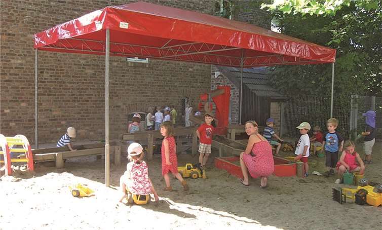 Große und kleine Glühwürmchen genießen den Schatten.privat