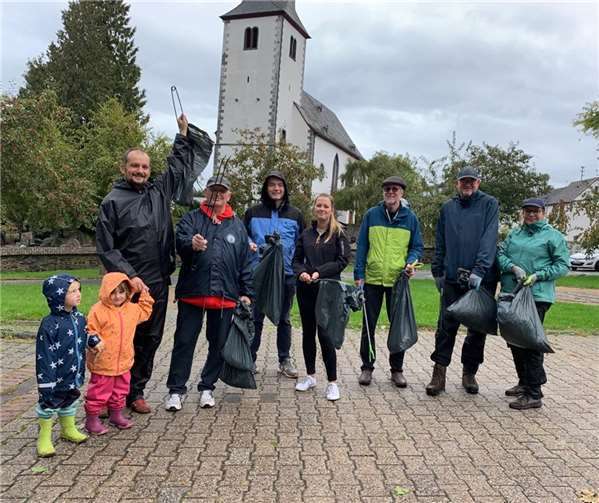 Große und kleine Müllsammler am Villiper Kirchplatz. Foto: SPD Wachtberg