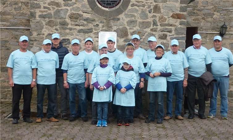 Große und kleine Quiddelbacher Bürger sorgten dafür, dass sich das Herzstück der St. Apollinaris-Kapelle in neuem Glanz präsentiert.Privat