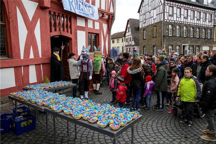 Große und kleine Rhenser hatten sich zur Eierspende vor dem Alten Rathaus versammelt.