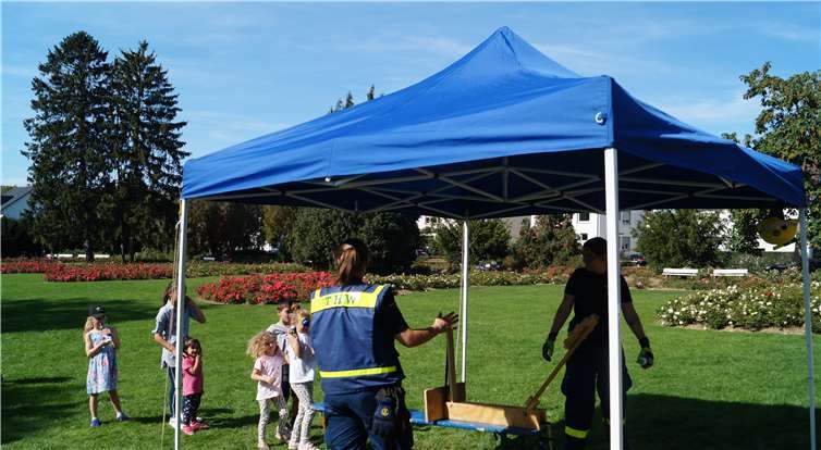 Große und kleine Technikfans kamen beim Spielplatzfest auf ihre Kosten. Das Technische Hilfswerk, die Polizei Ahrweiler und die Freiwillige Feuerwehr Bad Neuenahr lockten mit Spielemöglichkeiten und Einsatzfahrzeugen zum Besichtigen.Fotos: SEL