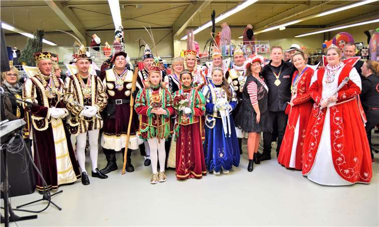 Große und kleine Tollitäten aus der gesamten Region hatten sich in den Geschäftsräumen des Rheinbacher Karnevals-Discounters versammelt.  EICH