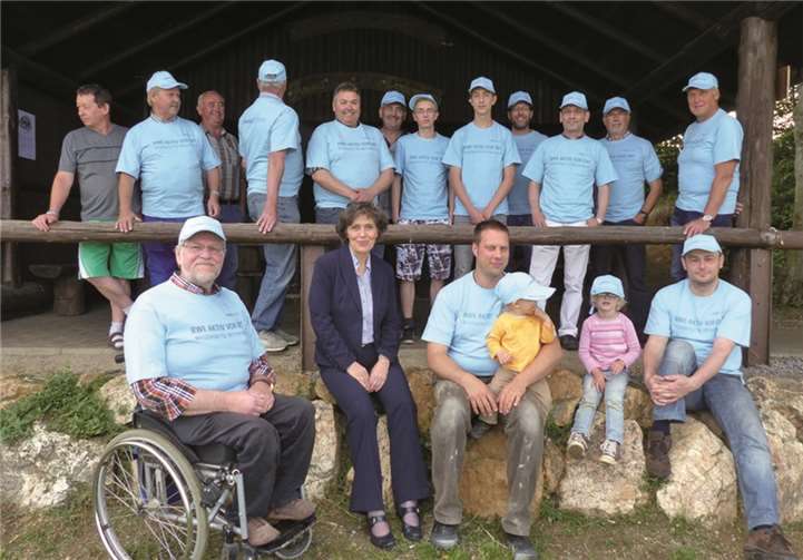 Große und kleine Vereinsmitglieder waren mit von der Partie, als es darum ging, die Grillhütte „Schauinsland“ in Dedenbach neu einzudecken. Von den Arbeiten überzeugte sich RWE-Kommunalbetreuerin Beatrix Ziegler.  Privat