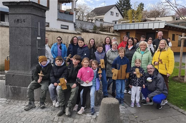 Große und kleine Viedeler Klepperkinder ersetzten von Gründonnerstag bis Ostersamstag das Läuten der Kirchenglocken.