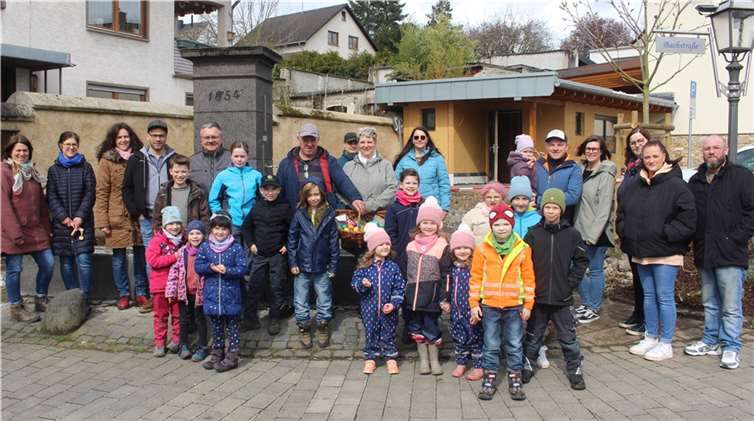 Große und kleine Viedeler Klepperkinder ersetzten von Gründonnerstag bis Ostersamstag das Läuten der Kirchenglocken. Foto: privat