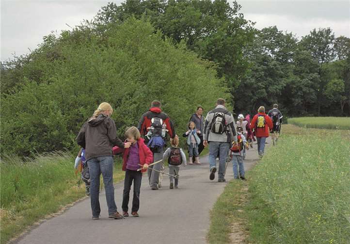 Große und kleine Wanderer sind bei der Familienwanderung gemeinsam unterwegs. privat