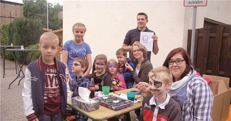 Große war der Andrang beim Kinderschminken mit Nicole Schüller und Alisa Ockenfels.
